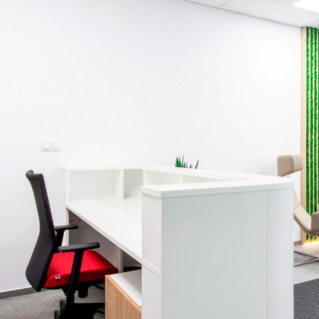 Espace d'accueil dans une entreprise à Neuchâtel avec comptoir de réception avec rangement intérieur COSY.