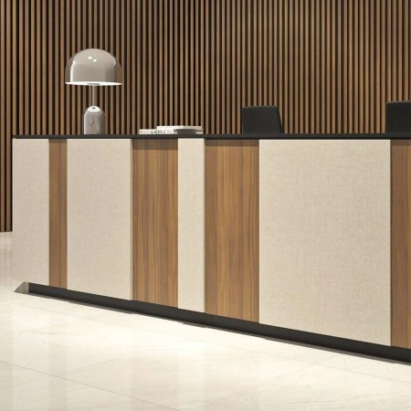 Bureau d'accueil modulaire avec panneaux de couleur et bois Domino pour espaces de réception.
