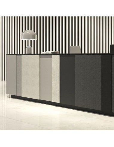 Bureau de réception Domino noir et blanc modulaire avec bureaux assis-debout pour espaces d'accueil.