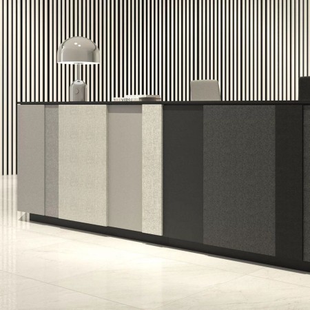 Bureau de réception Domino noir et blanc modulaire avec bureaux assis-debout pour espaces d'accueil.