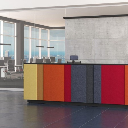 Comptoir d’accueil modulaire DOMINO avec bureau intégré dans un espace professionnel à Lausanne.