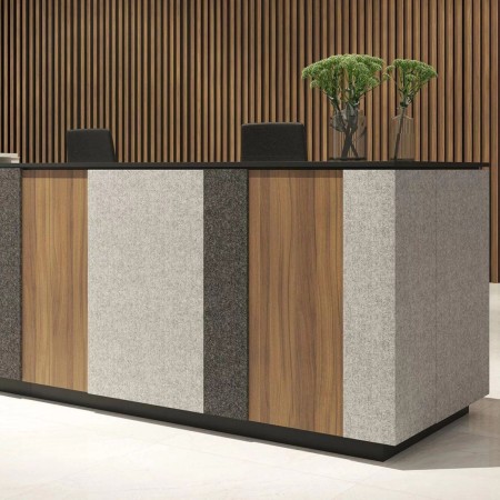 Mobilier d’accueil DOMINO en U dans une zone de réception à Fribourg.