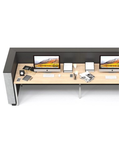 Vue de dessus de la banque d'accueil Domino avec bureaux assis-debout et panneaux modulaires.