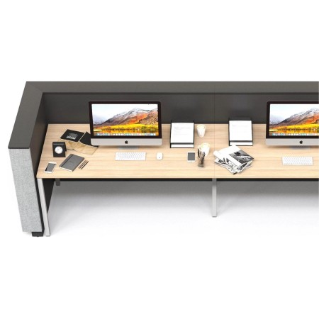 Vue de dessus de la banque d'accueil Domino avec bureaux assis-debout et panneaux modulaires.