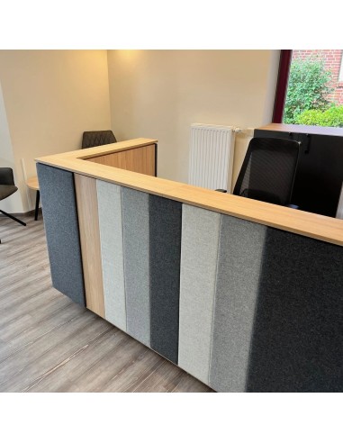 Banque d’accueil DOMINO en L dans une réception d’entreprise à Genève.