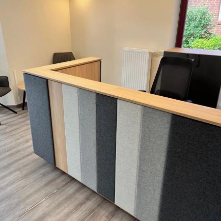 Banque d’accueil DOMINO en L dans une réception d’entreprise à Genève.