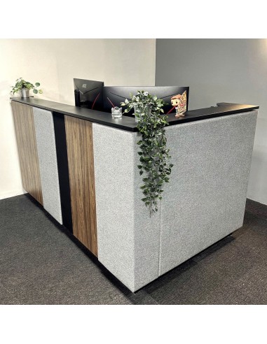 Comptoir de réception DOMINO avec panneaux textiles dans un accueil professionnel à Lausanne.