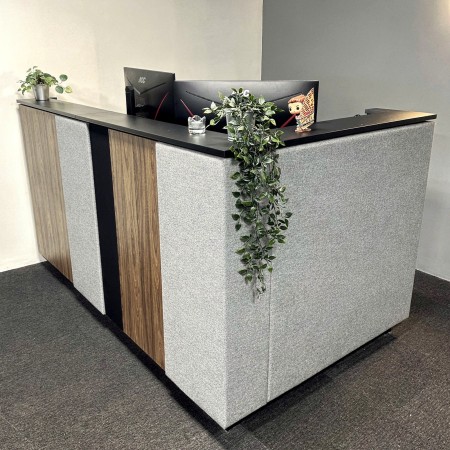 Comptoir de réception DOMINO avec panneaux textiles dans un accueil professionnel à Lausanne.