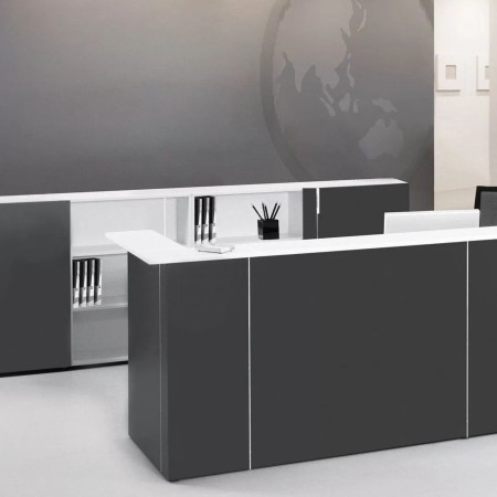 Banque d’accueil blanche en U NOVA dans une zone d’accueil moderne à Zurich.