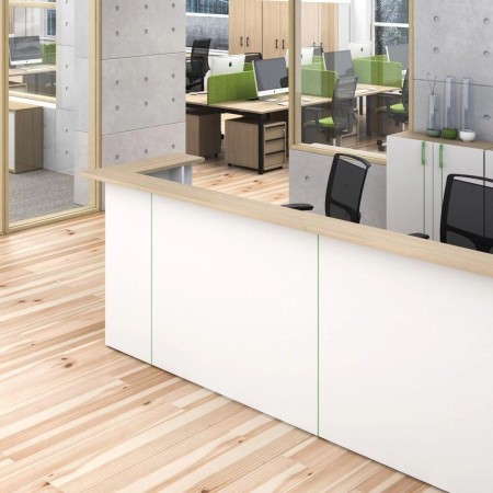 Comptoir d’accueil d’angle NOVA avec plateau bois clair dans un hall d’entreprise à Lausanne.
