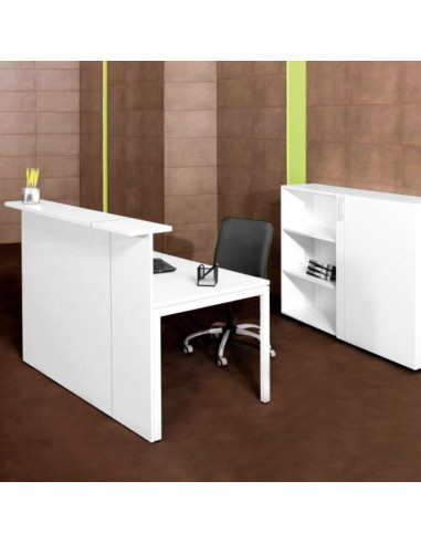 Banque d’accueil droite NOVA blanche dans un espace de réception professionnel en Suisse.