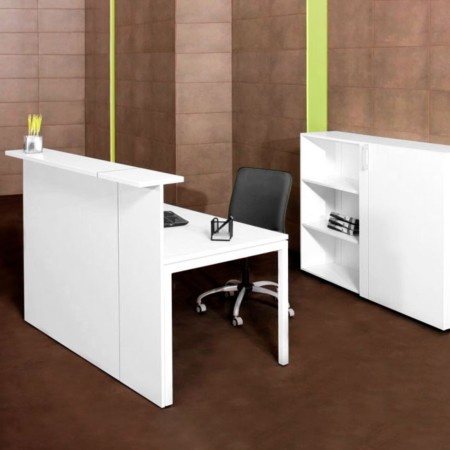 Banque d’accueil droite NOVA blanche dans un espace de réception professionnel en Suisse.