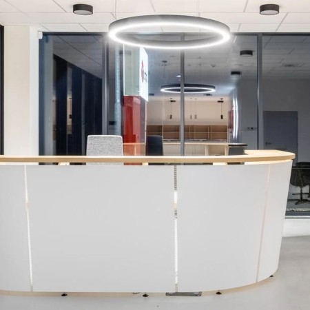 Banque d’accueil incurvée en U avec tablette haute design minimaliste TERA blanc. 2