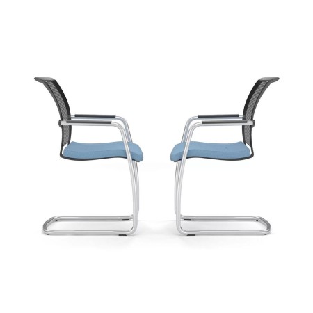 Chaise réunion résille accoudoirs piètement luge – DIVA