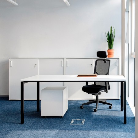 Bureau NOVA U installé dans un open space professionnel à Lausanne.