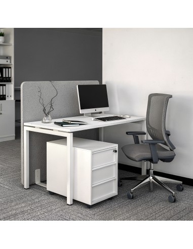 Bureau profondeur 70 cm avec pieds en métal et planche en mélaminé design Nova U dans un bureau à Berne.