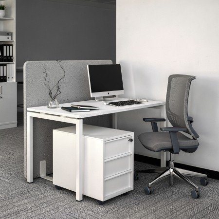 Bureau profondeur 70 cm avec pieds en métal et planche en mélaminé design Nova U dans un bureau à Berne.