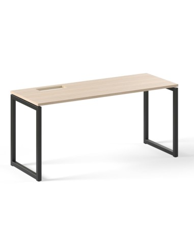 Bureau rectangulaire bois clair avec pieds en métal noir type O et passe-câble intégré.