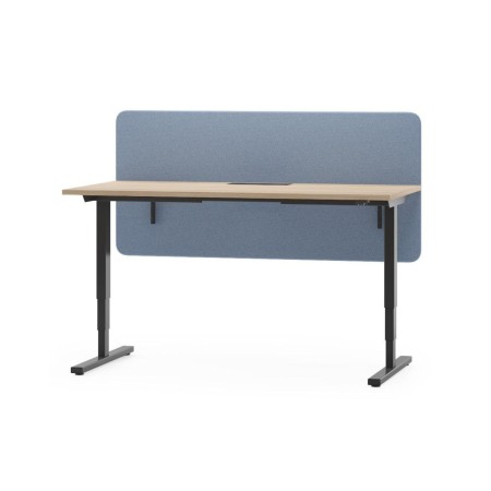 Écran acoustique EASY bleu clair pour bureau assis-debout avec plateau bois clair et piètement noir.