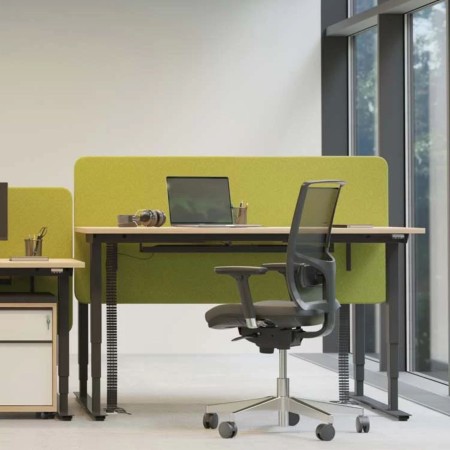 Écran acoustique vert EASY pour poste individuel en open space.