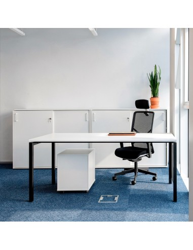 Bureau NOVA U installé dans un open space professionnel à Lausanne.