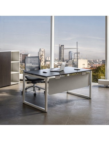 Bureau NOVA O profondeur 80 cm installé dans un open space moderne à Lausanne.