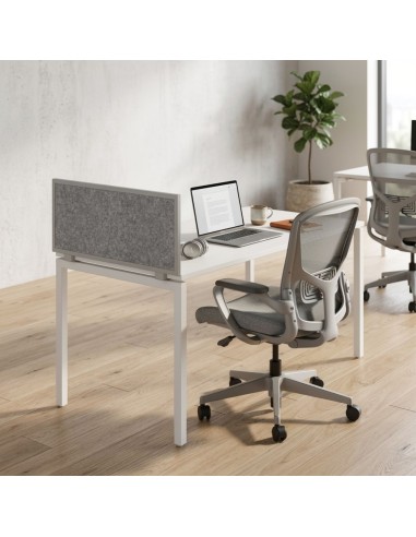 Écran acoustique latéral NOVA sur un bureau individuel dans un open space à Berne.