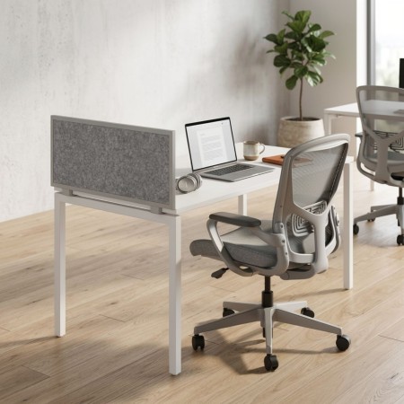 Écran acoustique latéral NOVA sur un bureau individuel dans un open space à Berne.