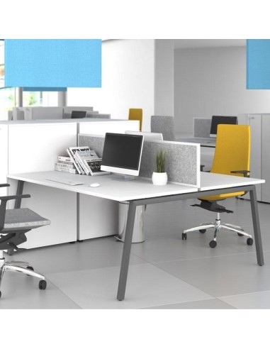 Panneau de séparation central Nova Fabric with Metal Frame sur bureau bench partagé dans un espace de travail en Suisse romande.