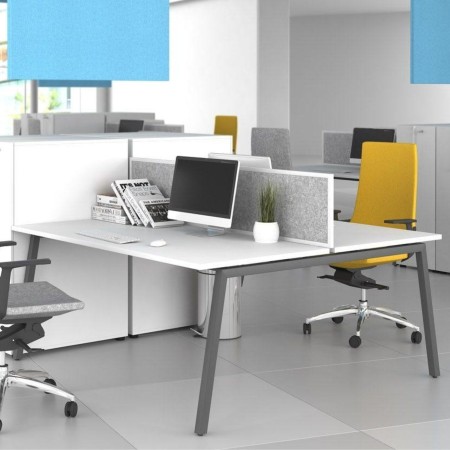 Panneau de séparation central Nova Fabric with Metal Frame sur bureau bench partagé dans un espace de travail en Suisse romande.