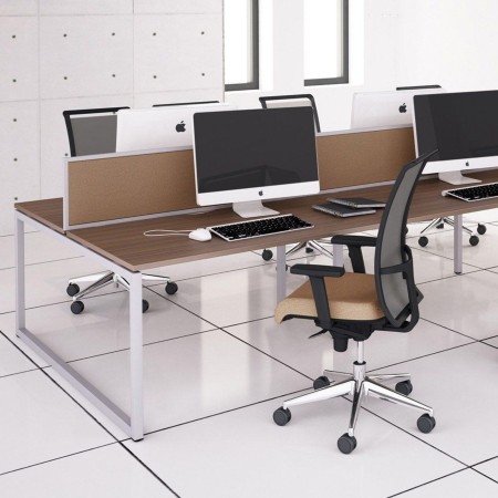 Écran de séparation central pour bench double NOVA avec revêtement tissu brun et cadre métal blanc.