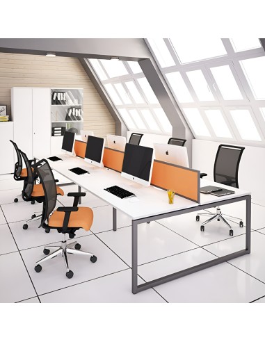Écran central NOVA avec cadre métal blanc et tissu orange dans un bureau contemporain à Genève.