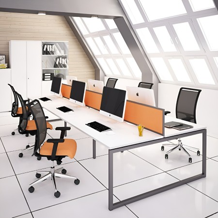 Écran central NOVA avec cadre métal blanc et tissu orange dans un bureau contemporain à Genève.
