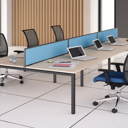 Écran acoustique central NOVA pour deux postes face à face avec cadre métal et panneau tapissé.