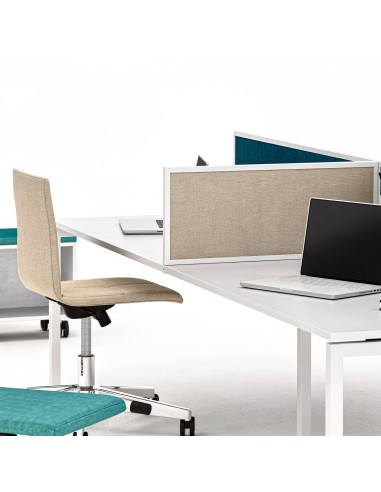 Écran de séparation central NOVA sur bench double dans un espace de bureau à Martigny.