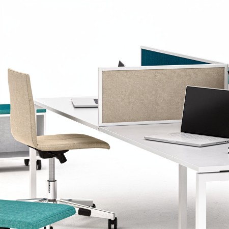 Écran de séparation central NOVA sur bench double dans un espace de bureau à Martigny.