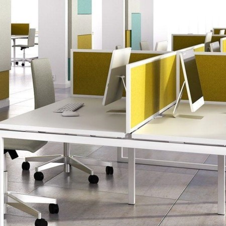 Cloison centrale et frontale NOVA pour bench partagé dans un bureau professionnel.
