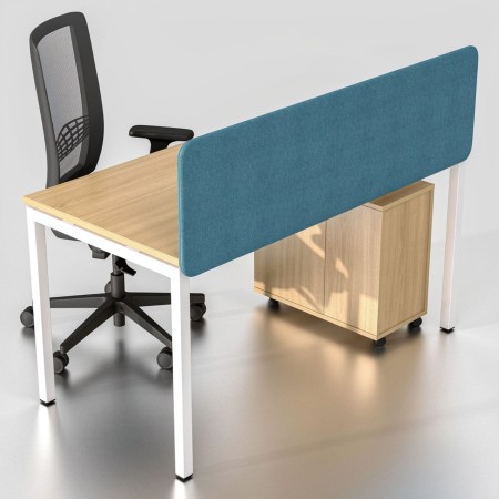 Écran de séparation frontal Nova Fabric sur poste individuel dans un bureau.
