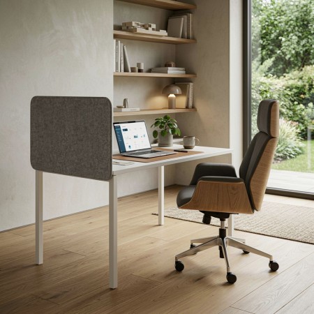 Cloison latérale NOVA Fabric installée sur un bureau individuel.
