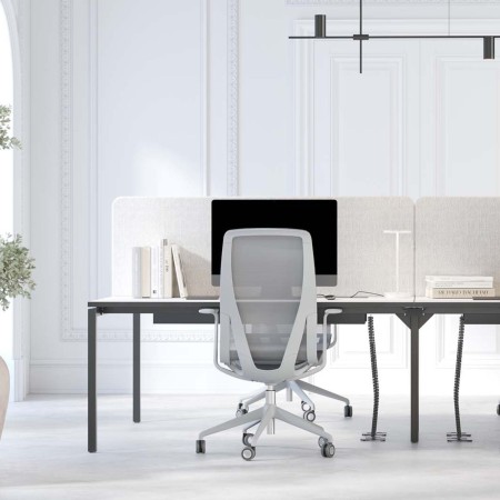 Cloison frontale NOVA Fabric installée sur un bureau individuel à Sion.