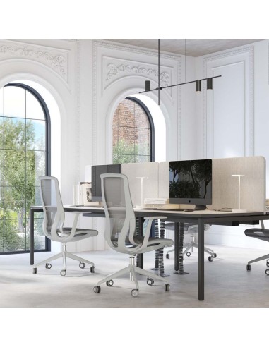 Écran acoustique frontal NOVA Fabric dans un espace de travail partagé en Suisse Romande.