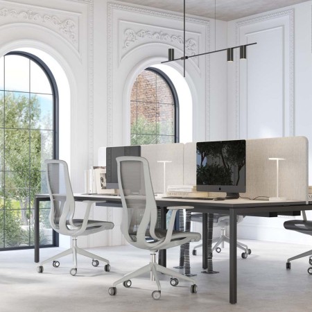 Écran acoustique frontal NOVA Fabric dans un espace de travail partagé en Suisse Romande.