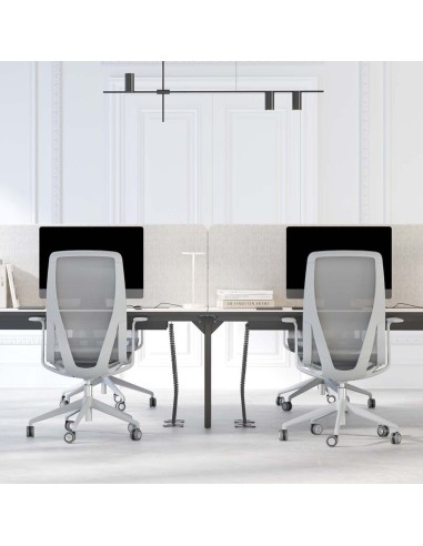 Écran acoustique haut NOVA Fabric entre deux postes de travail partagés.