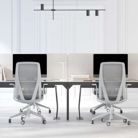 Écran acoustique haut NOVA Fabric entre deux postes de travail partagés.