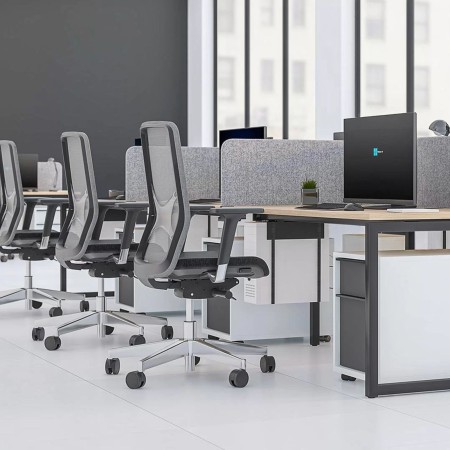 Séparateur latéral NOVA Fabric pour bench partagé dans un bureau collaboratif à Nyon.