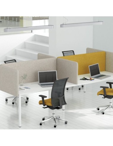 Cloison acoustique NOVA Fabric pour bench partagé dans un bureau à Sierre.