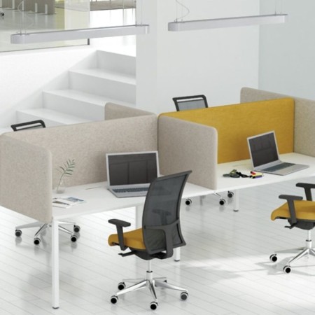 Cloison acoustique NOVA Fabric pour bench partagé dans un bureau à Sierre.