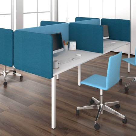 Écran latéral central haut NOVA Fabric installé sur un bench dans un bureau collaboratif à Sion.