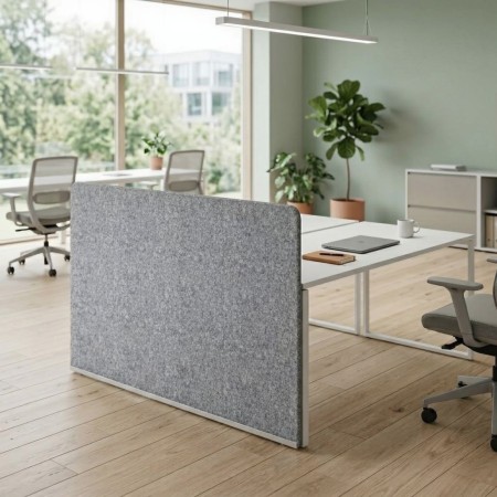 Cloison NOVA Fabric 1640 mm installée sur un double bench dans un open space à Berne.