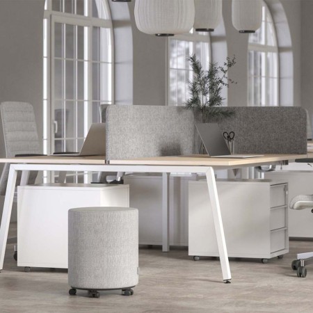 Bench 4 postes avec cloisons tissu NOVA Fabric dans un bureau professionnel à Genève.